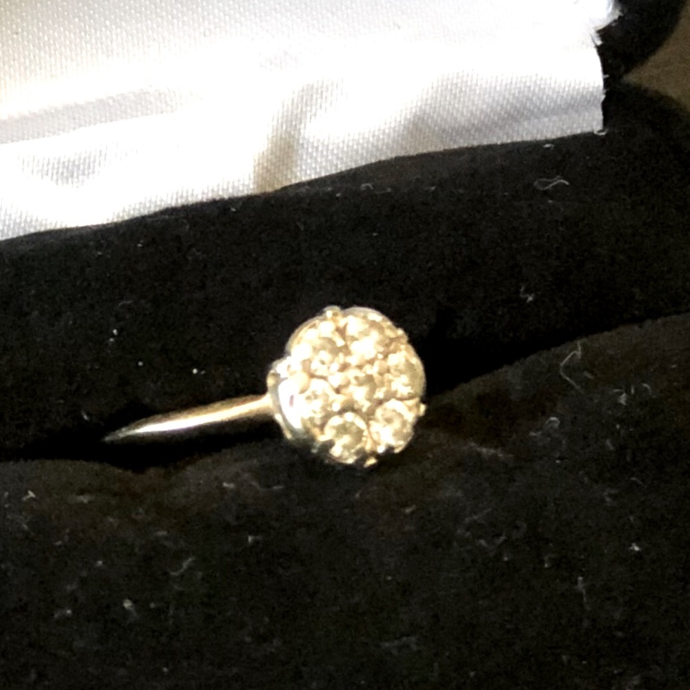 A Beautiful 14kt Gold Diamond cluster ring.Sz 8